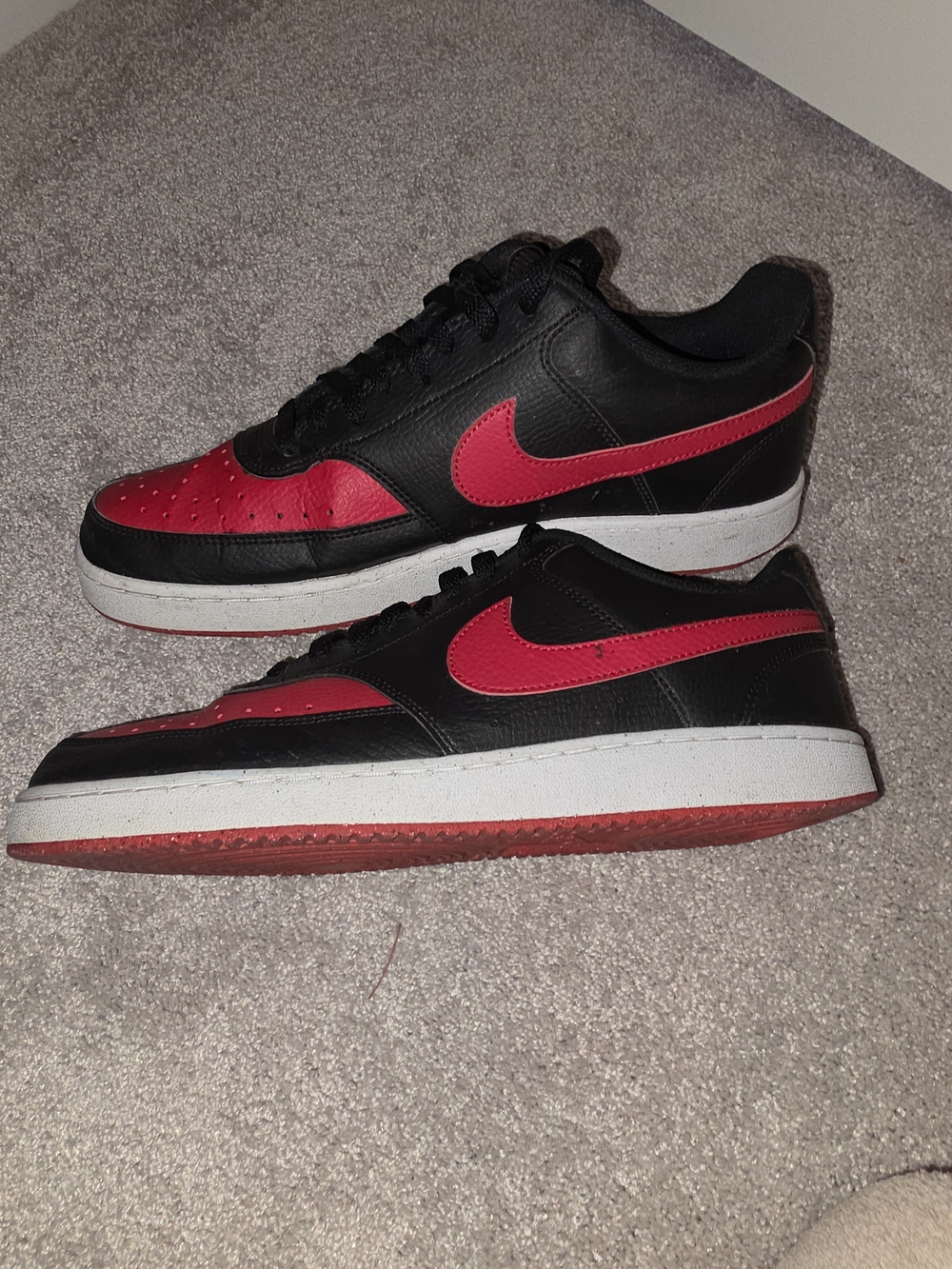 Nike Men’s Black and Red Low-Top Sneakers
